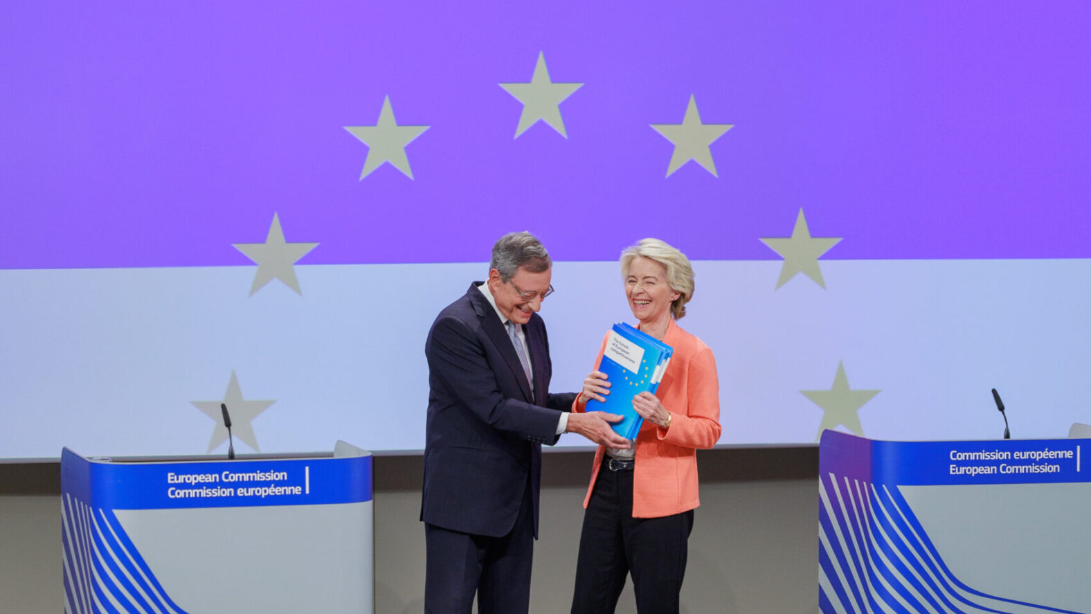 Mario Draghi überreicht seinen Report EU-Kommissionspräsidentin Ursula von der Leyen © European Union, 2024